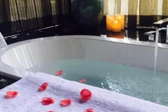 上海静安区水疗池中的失重冥想：当身体学会漂浮